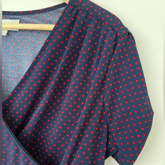 CAROLYN TAYLOR NAVY/RED POLKA DOT WRAP STYLE TOP W/ TULIP SLEEVES/GOLD BUCKLE - Picture 5 of 8